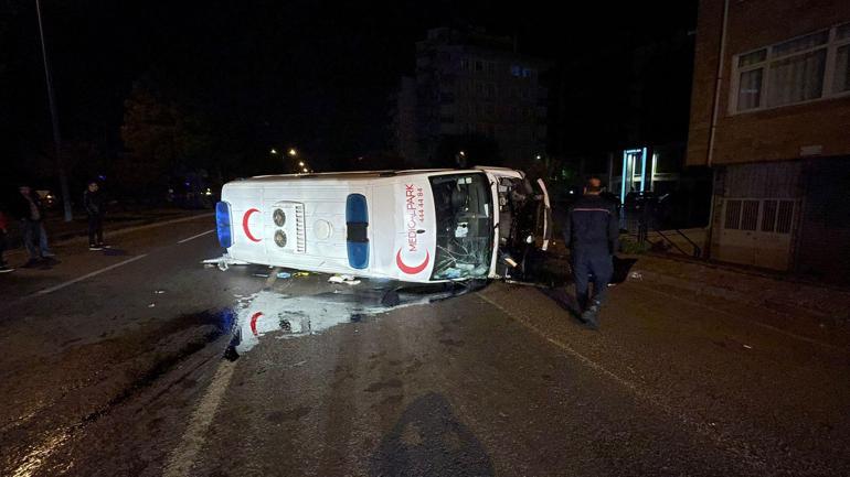 Otomobille hasta taşıyan ambulans çarpıştı; 5 yaralı