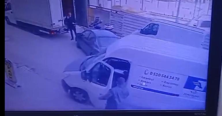 Park halindeyken geriye hareket eden minibüsü otopark görevlisi durdurdu