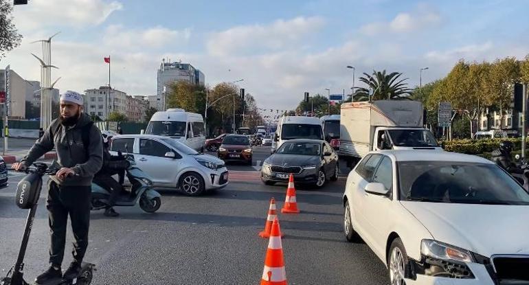Fatihte otomobile çarpan motosiklet sürücüsü yaralandı