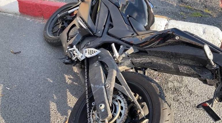 Fatihte otomobile çarpan motosiklet sürücüsü yaralandı