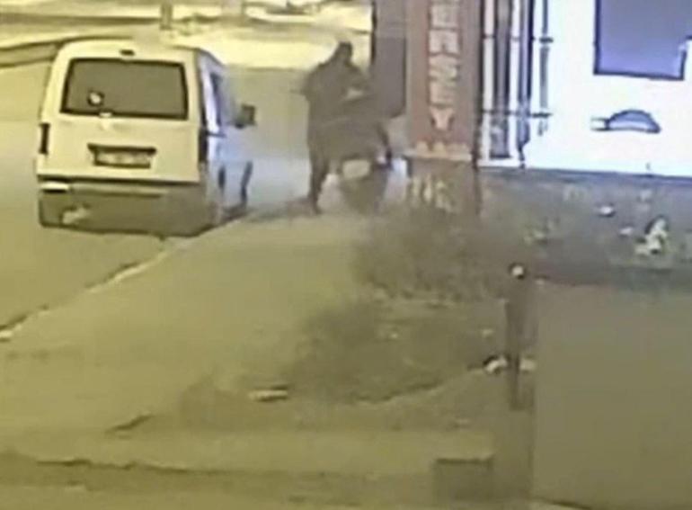 Apartmanın girişindeki motosikletin çalınma anları kamerada