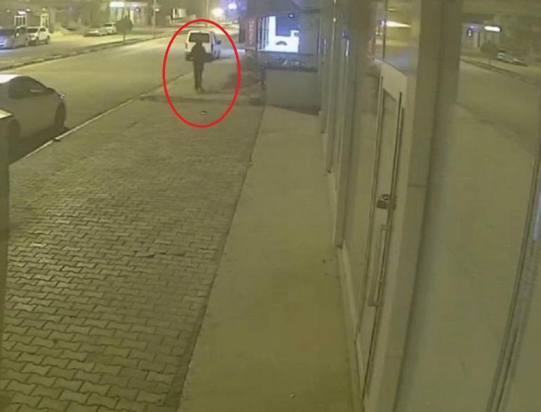 Apartmanın girişindeki motosikletin çalınma anları kamerada