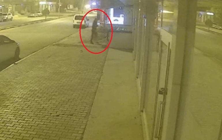 Apartmanın girişindeki motosikletin çalınma anları kamerada