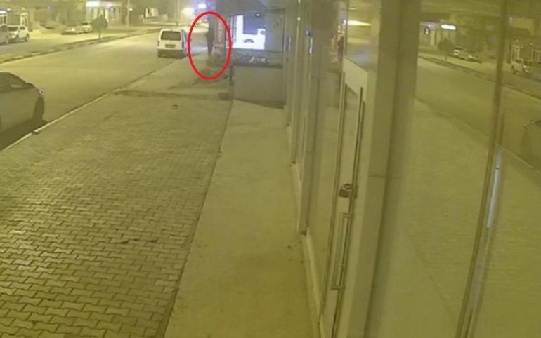 Apartmanın girişindeki motosikletin çalınma anları kamerada