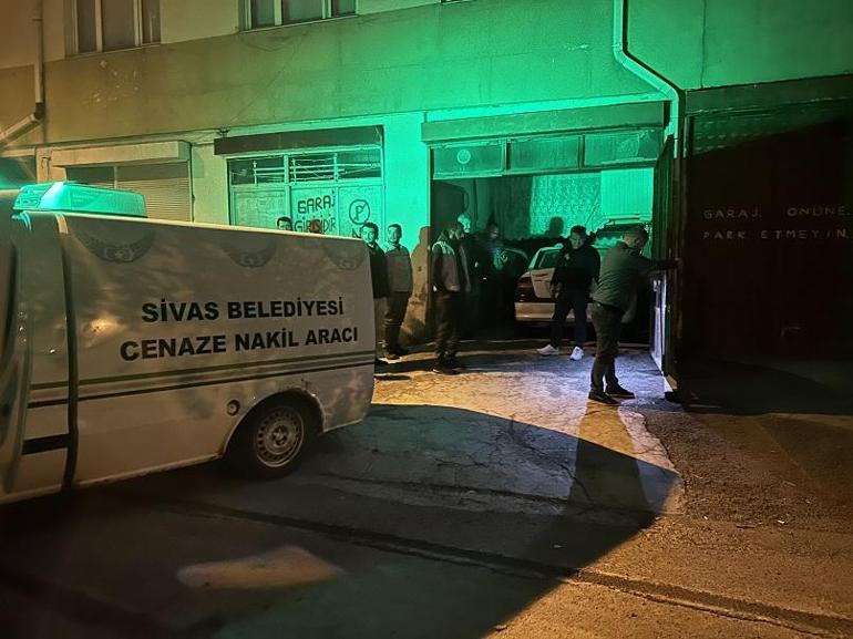 Garajda otomobilin içinde ölü bulundu