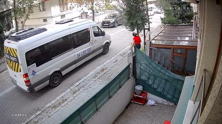 Avcılarda servis bekleyen çocuğu takip etti; annesi gelince kaçtı