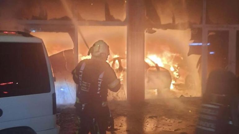 Oto galeri kundakladı; 5 otomobil hasar gördü