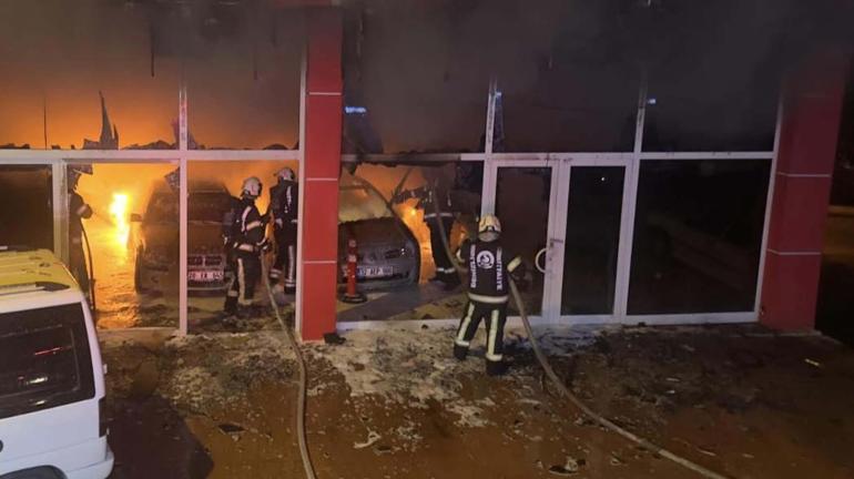 Oto galeri kundakladı; 5 otomobil hasar gördü