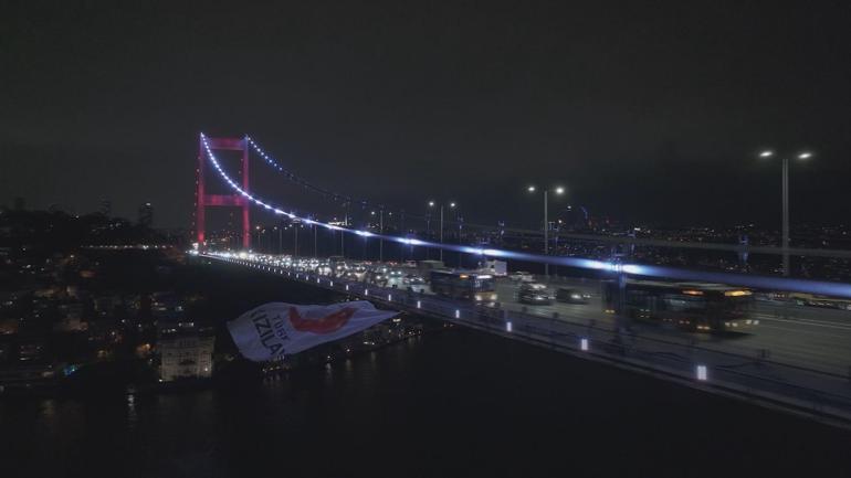 Kızılay Haftası kapsamında FSM Köprüsüne Kızılay bayrağı asıldı