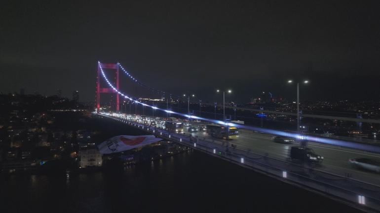 Kızılay Haftası kapsamında FSM Köprüsüne Kızılay bayrağı asıldı