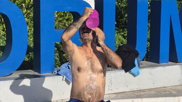 Bodrum’da susuzluğu protesto etmek amacıyla Belediye Meydanında duş aldı