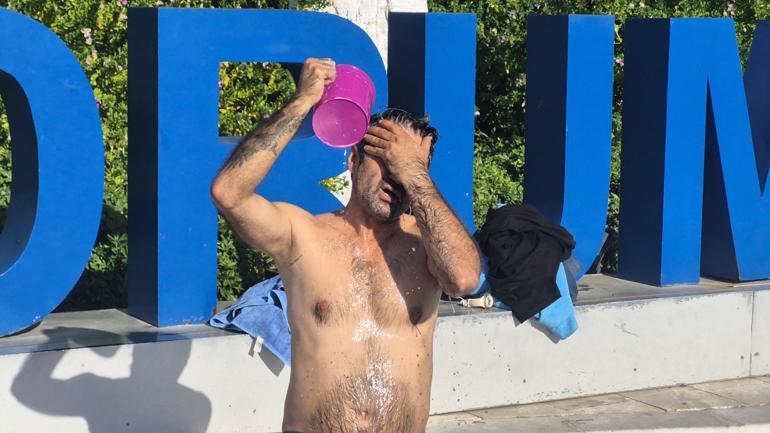 Bodrum’da susuzluğu protesto etmek amacıyla Belediye Meydanında duş aldı