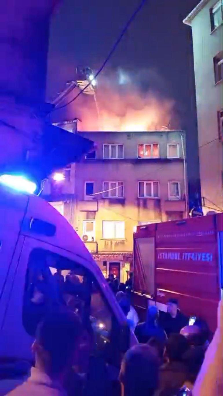 Fatihte 3 katlı binanın çatısı alev alev yandı