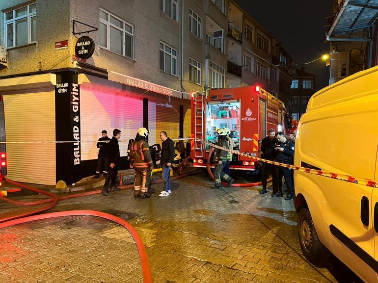 Fatihte 3 katlı binanın çatısı alev alev yandı