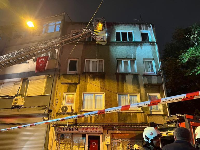 Fatihte 3 katlı binanın çatısı alev alev yandı