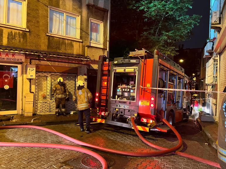 Fatihte 3 katlı binanın çatısı alev alev yandı
