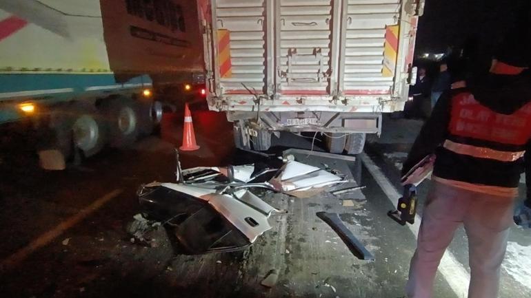 Gaziantepte otomobil kamyona çarptı: 3 ölü