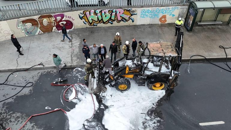 Cevizlibağda seyir halindeki iş makinesi alev alev yandı