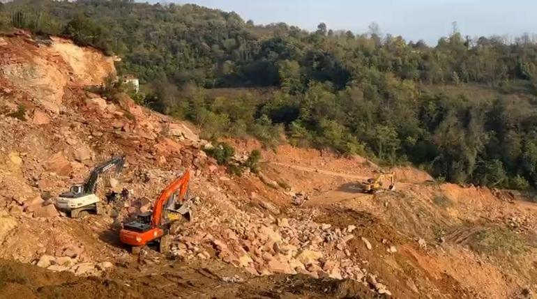 Göçük altında kalan kamyon şoförü için arama kurtarma çalışmaları durduruldu