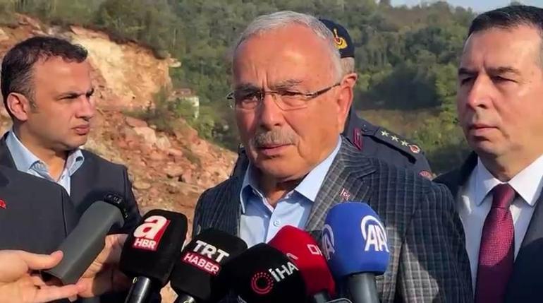 Göçük altında kalan kamyon şoförü için arama kurtarma çalışmaları durduruldu