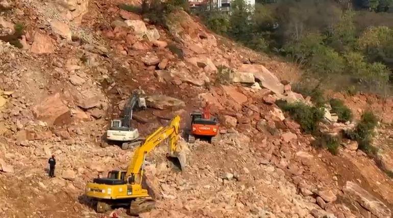 Göçük altında kalan kamyon şoförü için arama kurtarma çalışmaları durduruldu