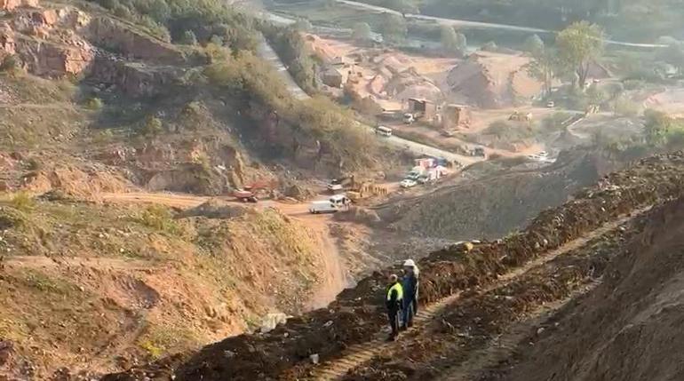 Göçük altında kalan kamyon şoförü için arama kurtarma çalışmaları durduruldu