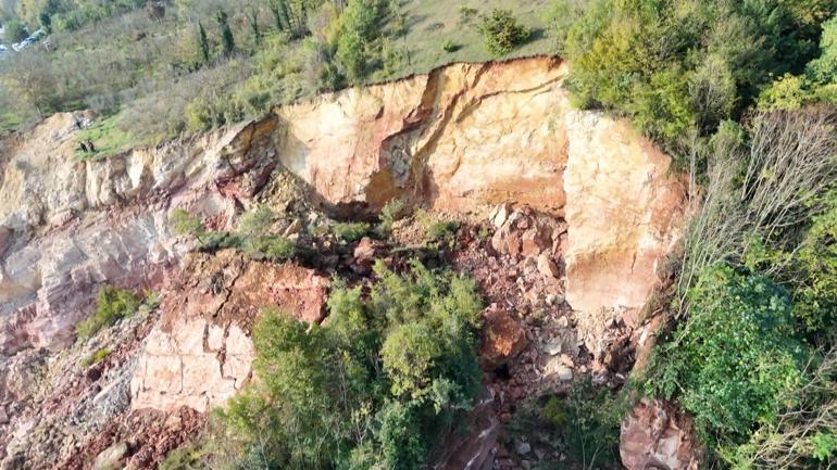 Göçük altında kalan kamyon şoförü için arama kurtarma çalışmaları durduruldu
