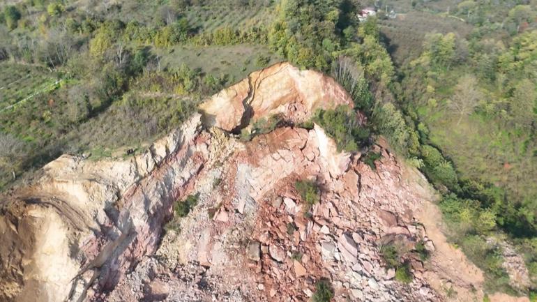 Göçük altında kalan kamyon şoförü için arama kurtarma çalışmaları durduruldu