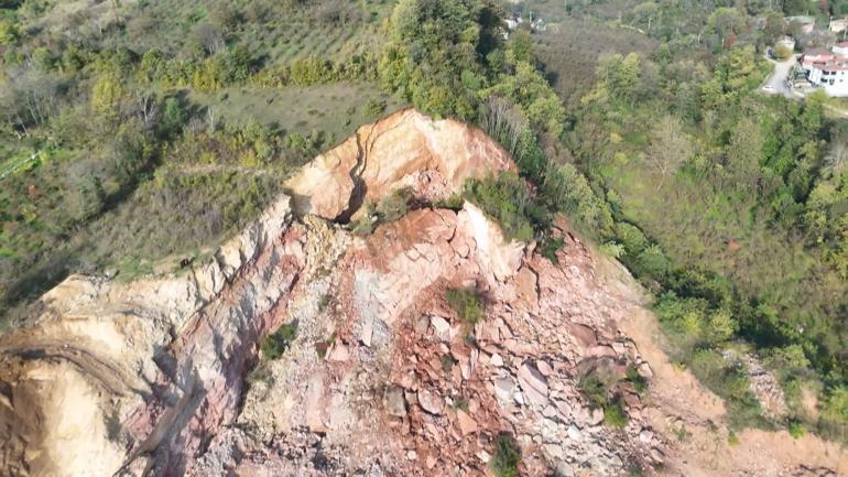 Göçük altında kalan kamyon şoförü için arama kurtarma çalışmaları durduruldu