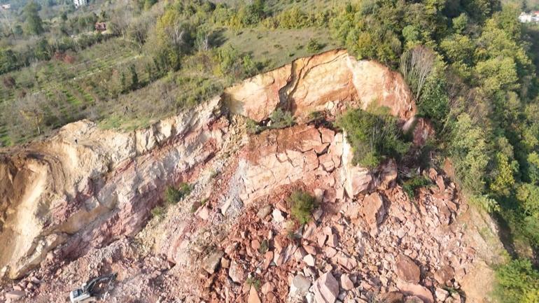 Göçük altında kalan kamyon şoförü için arama kurtarma çalışmaları durduruldu