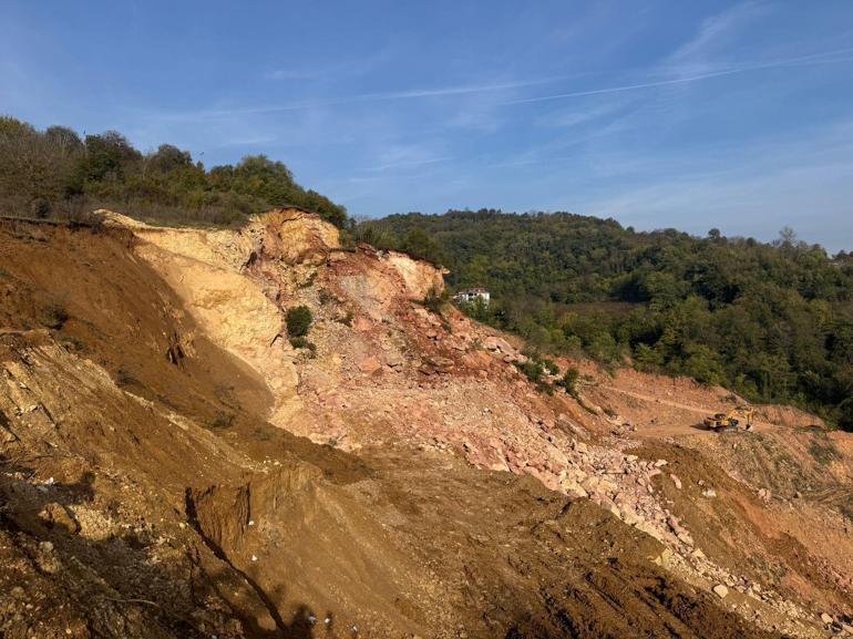 Göçük altında kalan kamyon şoförü için arama kurtarma çalışmaları durduruldu