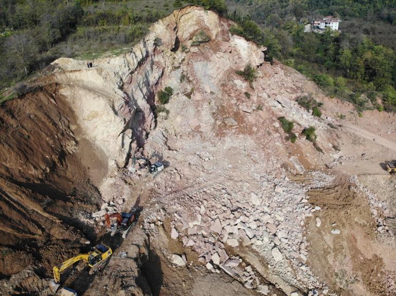 Göçük altında kalan kamyon şoförü için arama kurtarma çalışmaları durduruldu