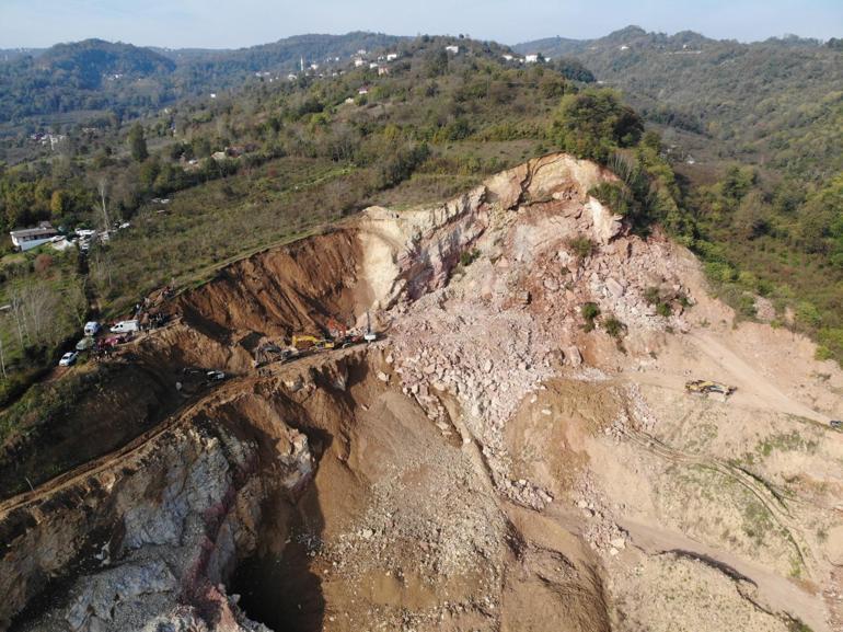 Göçük altında kalan kamyon şoförü için arama kurtarma çalışmaları durduruldu