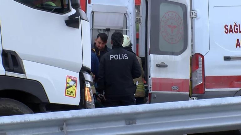 Arnavutköyde kamyon TIRa çarptı: 1 ölü 1 yaralı