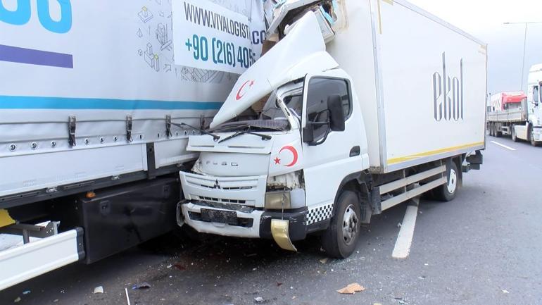 Arnavutköyde kamyon TIRa çarptı: 1 ölü 1 yaralı