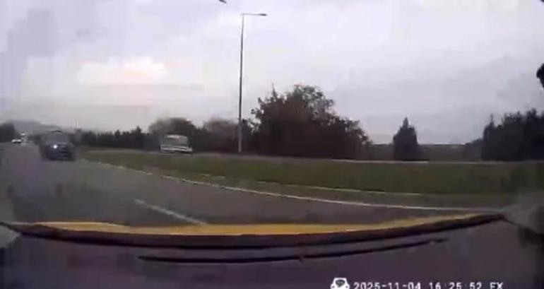 Taksi şoförünün manevra yapıp kazayı önlediği anlar araç içi kamerasına yansıdı