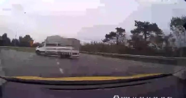 Taksi şoförünün manevra yapıp kazayı önlediği anlar araç içi kamerasına yansıdı