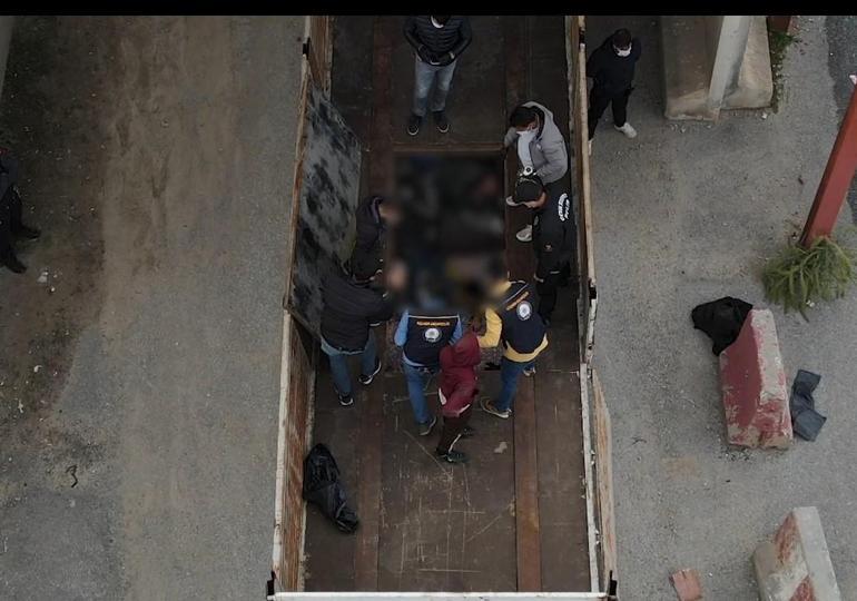 TIRın dorsesindeki gizli bölgede 20 kaçak göçmen yakalandı