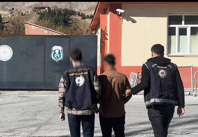 TIRın dorsesindeki gizli bölgede 20 kaçak göçmen yakalandı