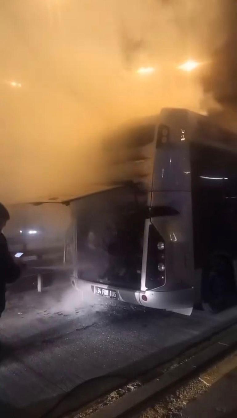Edirnekapıda metrobüsün motor kısmında çıkan yangın söndürüldü