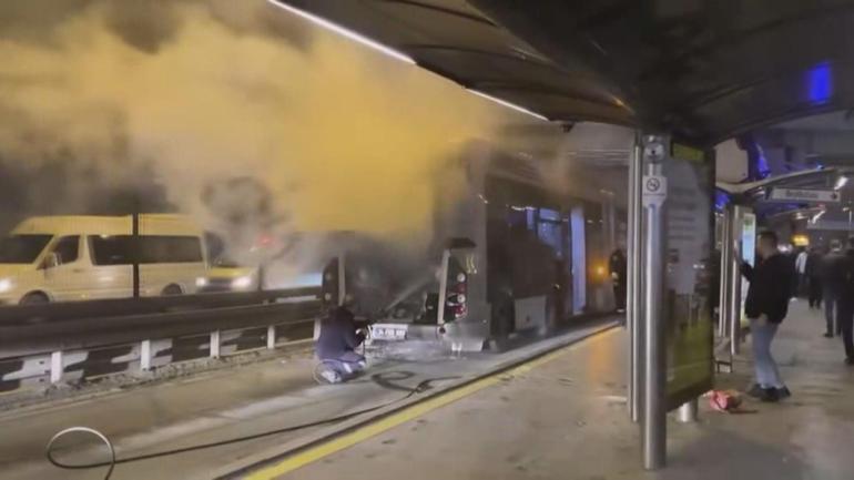 Edirnekapıda metrobüsün motor kısmında çıkan yangın söndürüldü