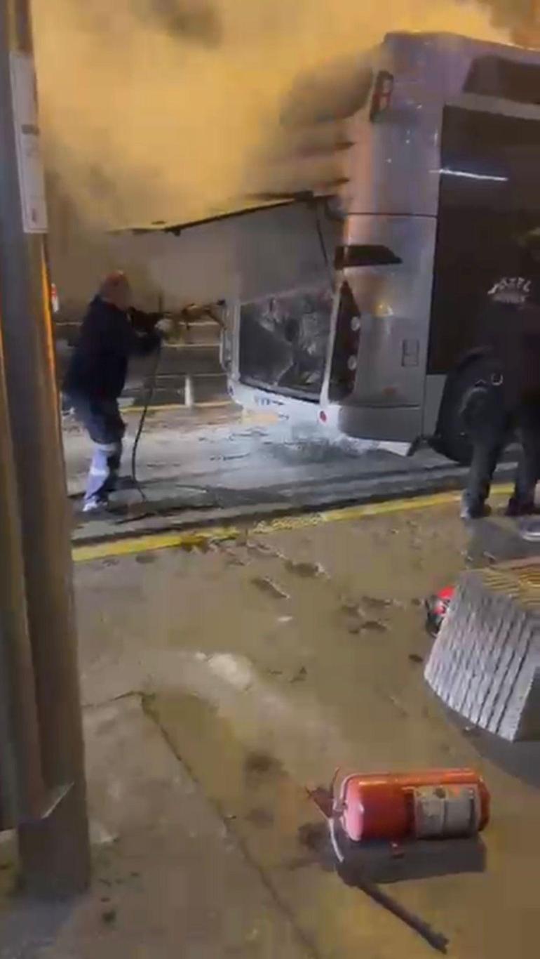 Edirnekapıda metrobüsün motor kısmında çıkan yangın söndürüldü