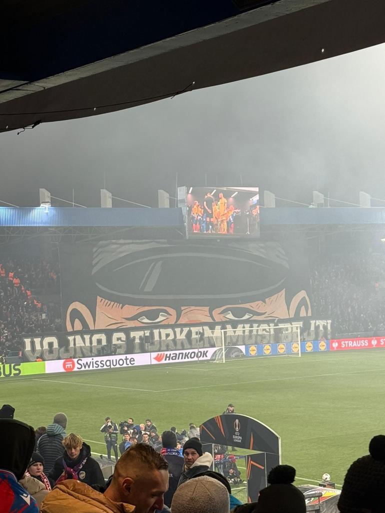 Viktoria Plzenden dikkat çeken pankart