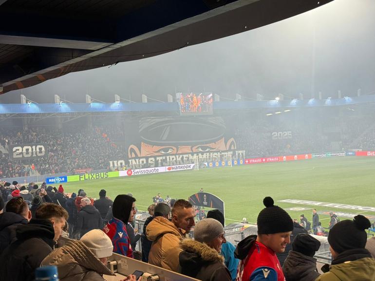 Viktoria Plzenden dikkat çeken pankart