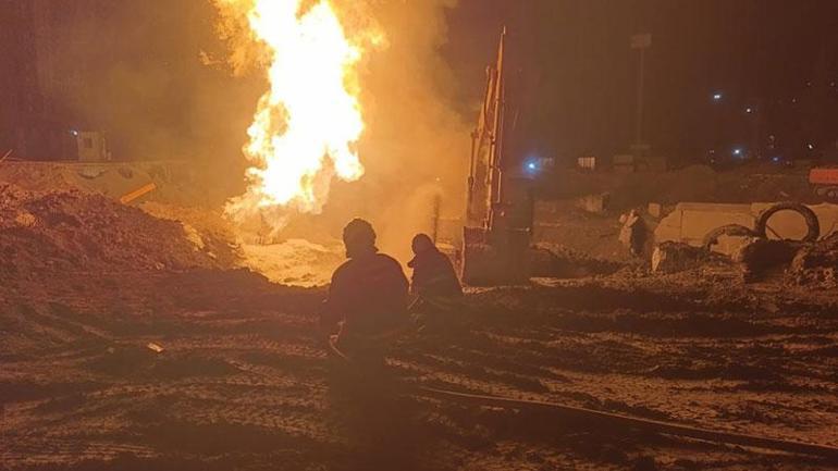 Hatay’da alt yapı çalışmasında hasar gören doğalgaz borusu alev aldı: 2 yaralı
