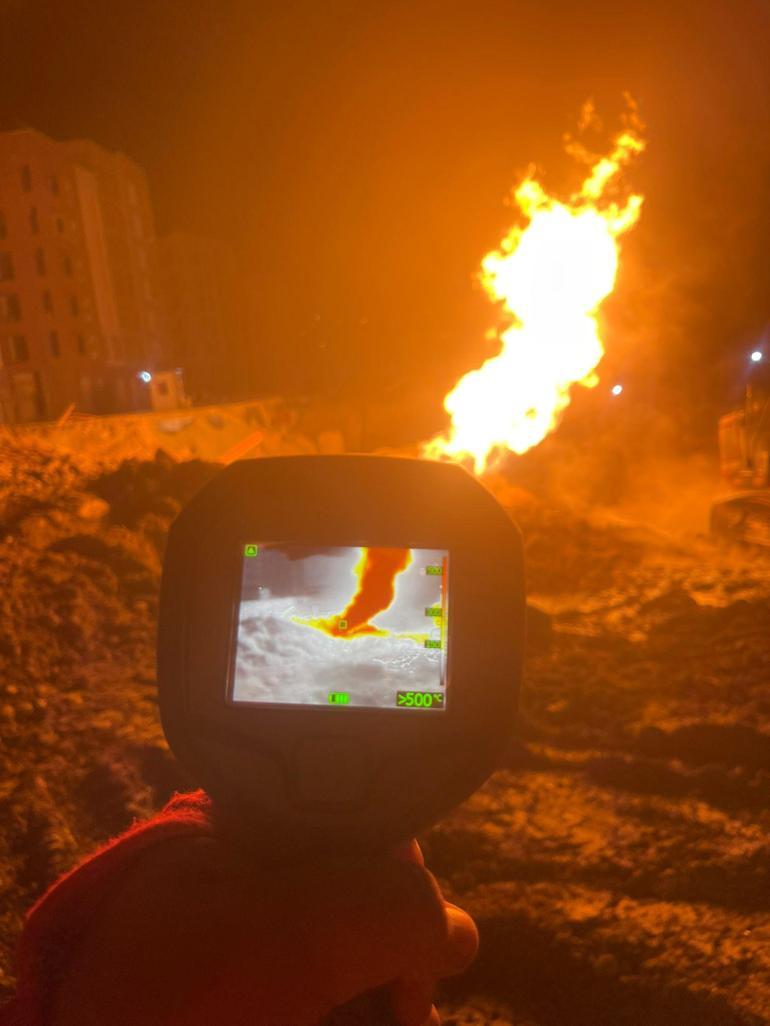 Hatay’da alt yapı çalışmasında hasar gören doğalgaz borusu alev aldı: 2 yaralı