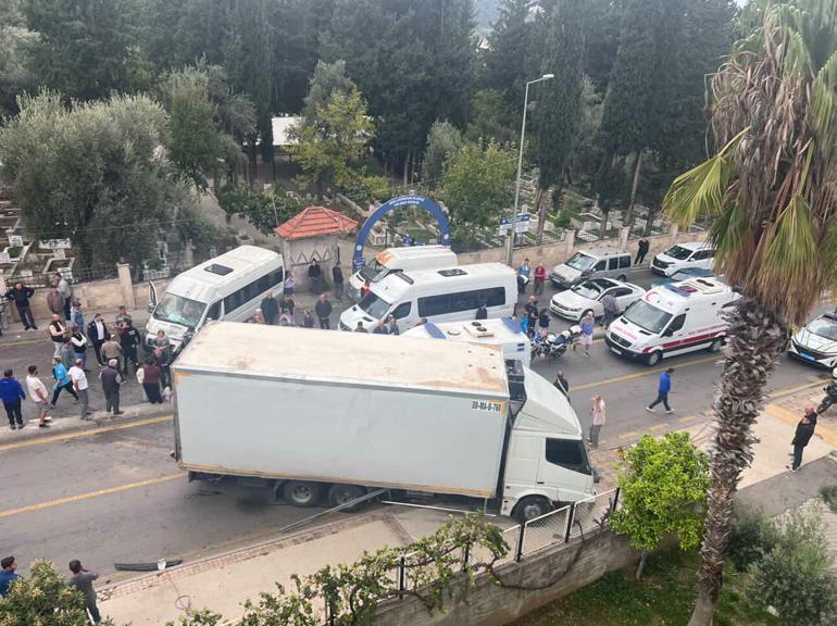 Minibüs ile kamyon çarpıştı; 22si öğrenci, 23 yaralı