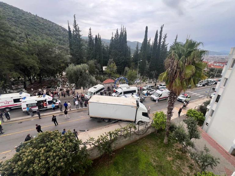 Minibüs ile kamyon çarpıştı; 22si öğrenci, 23 yaralı