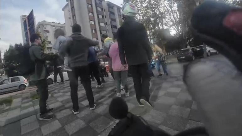Ataşehirde motosikletliye tekme tokatlı saldırı kamerada