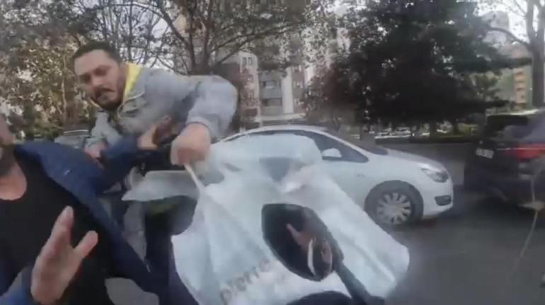 Ataşehirde motosikletliye tekme tokatlı saldırı kamerada
